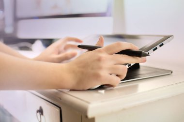 Çizim, fotoğraf ve dijital tablet ve stylus kalemi bir bilgisayar dizüstü bilgisayarda rötuş.