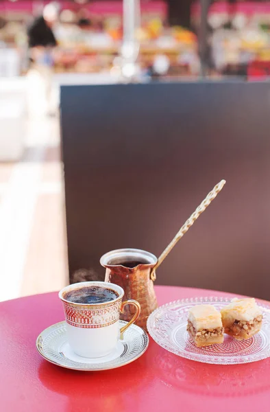 Verse Turkse Koffie Traditionele Woestijn Kadaif Een Café Openlucht Vooraanzicht — Stockfoto