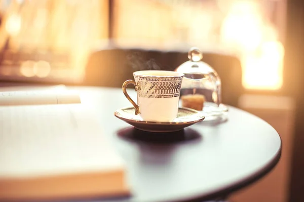 Tabellen Ett Café Solig Dag Sunshine Tillbaka Ljus Turkiskt Kaffe — Stockfoto