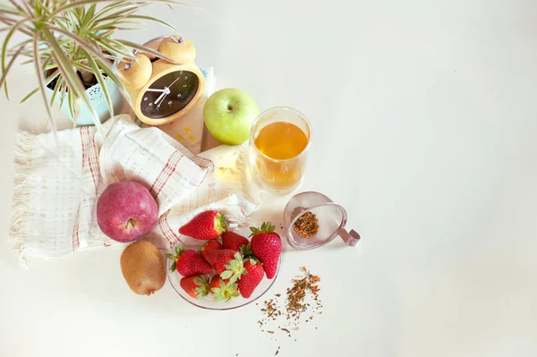 Bovenaanzicht Ochtend Ontbijt Samenstelling Met Vers Fruit Zoals Aardbeien Appels — Stockfoto