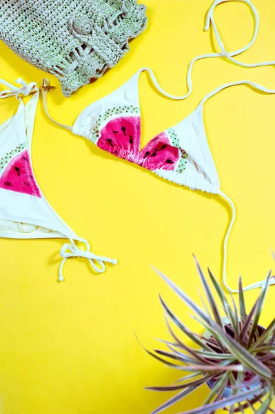 Badeanzug Mit Wassermelone Tasche Und Tropischen Pflanzenblättern Auf Gelbem Hintergrund — Stockfoto