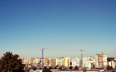 Mavi gökyüzü, Arnavutluk Tiran görünümü modern apartman binaları inşaat sürecinde temizleyin