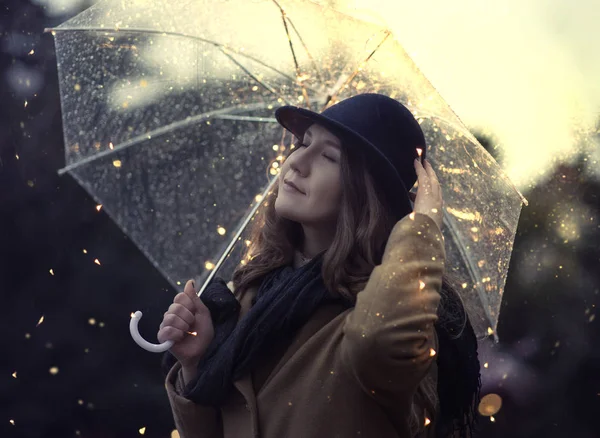 Mujer Joven Estado Ánimo Ensueño Bajo Lluvia Con Paraguas Transparente — Foto de Stock