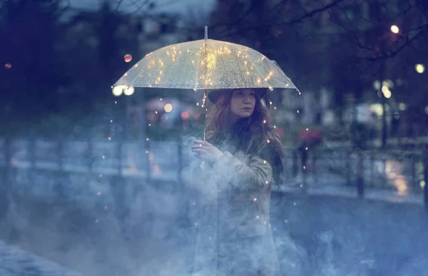 Mujer Parada Sola Bajo Lluvia Esperando Con Paraguas Transparente Iluminado — Foto de Stock