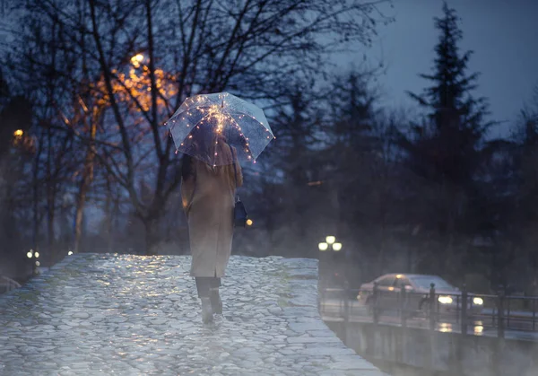 Mujer Bajo Lluvia Con Paraguas Transparente Iluminado Dejando Caminar Sobre — Foto de Stock