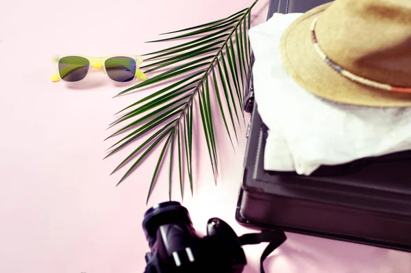 Viagem Verão Férias Flat Lay Chapéu Sol Óculos Câmera Terno — Fotografia de Stock