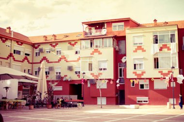 Tiran, Arnavutluk. 11 Mart 2017: Renkli Binası Tiran Merkezi ana görünürde pazarı ı RI, yeni çarşı, insanlar Pazar açık kafede zevk