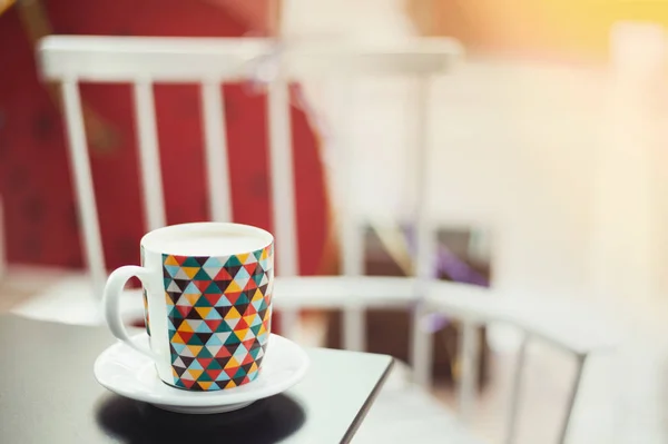 Kaffe Latte Färgstark Mysig Mugg Utomhus Café Ett Bord Med — Stockfoto