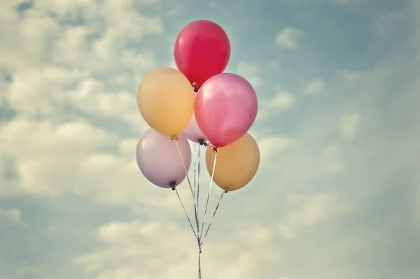 Verschillende Kleurrijke Ballonnen Pastel Kleuren Zwevend Lucht Gestemde Zachte Hemelachtergrond — Stockfoto