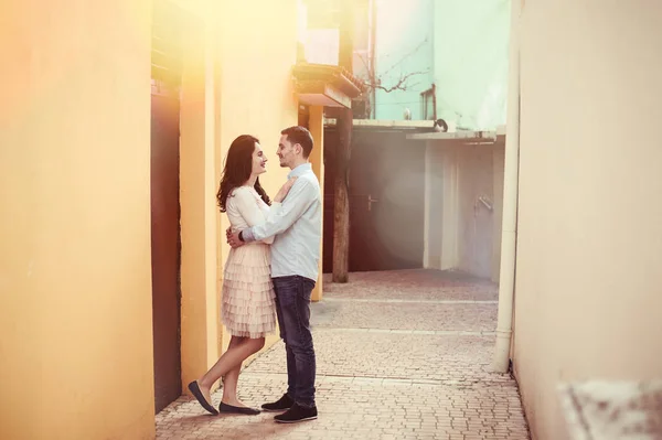 優しさのパステル カラーと Sunflares でお互いを見て小さな通り屋外で幸せなカップルの一体感 — ストック写真
