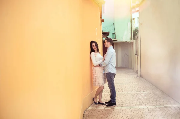 Casal Feliz Andando Uma Cidade Abraçando Beijando Cores Cremosas Suaves — Fotografia de Stock