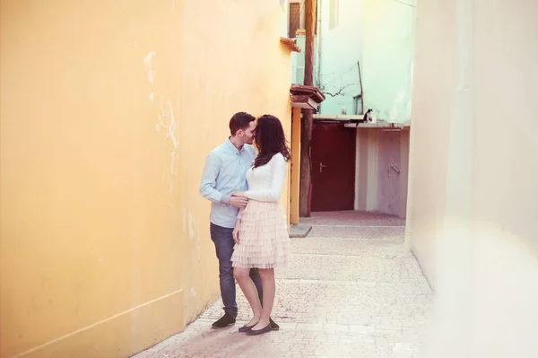 幸せなカップルの抱擁し 小さな通り 柔らかいパステル調の色太陽フレア ティラナ アルバニアの場所でキスを入札 — ストック写真