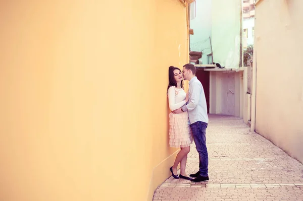 愛のカップルはティラナ柔らかい色太陽フレア コピー スペースに屋外の小さな通りを歩く — ストック写真