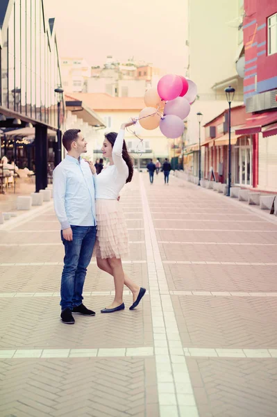 Lyckligt Par Promenader Gatan Nya Basar Tirana Albanien Kramas Och — Stockfoto