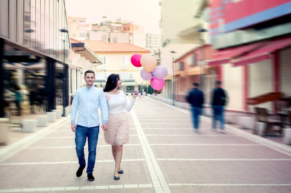 Pareja Feliz Caminando Con Globos Calle Central Tirana Albania Nuevo —  Fotos de Stock