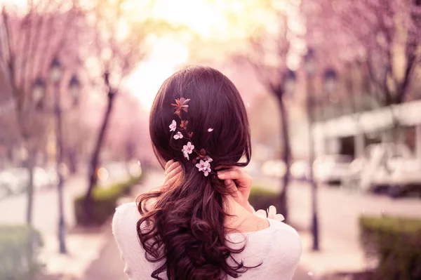 Cerca Morena Peinado Femenino Decorado Con Flores Cerezo Aire Libre — Foto de Stock