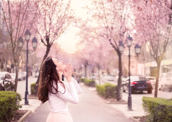 Jonge Vrouw Genieten Van Kersenboom Bloemblaadjes Vallen Haar Gezicht Gelukkig — Stockfoto