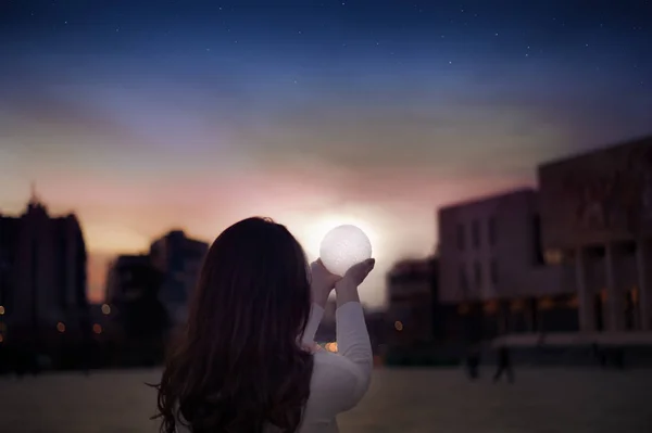 Dziewczynka Gospodarstwa Księżyc Dłoniach Sunst Niebo Gwiazdami Albanii Tytanów — Zdjęcie stockowe