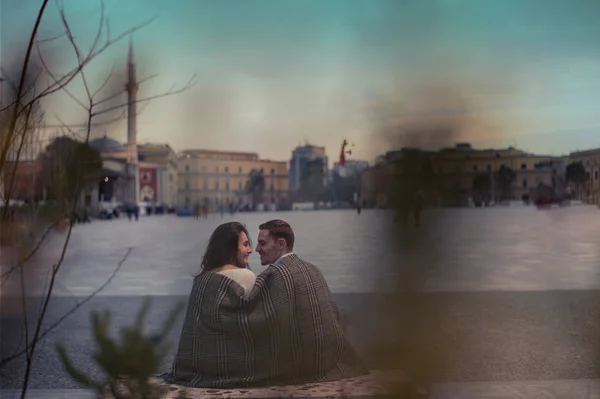 Pareja Sentada Banco Centro Tirana Albania Capturada Por Espalda — Foto de Stock