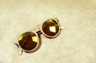 ahşap üzerine Vintage güneş gözlüğü