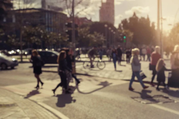 Wazig beeld van mensen in beweging in een drukke straat. — Stockfoto