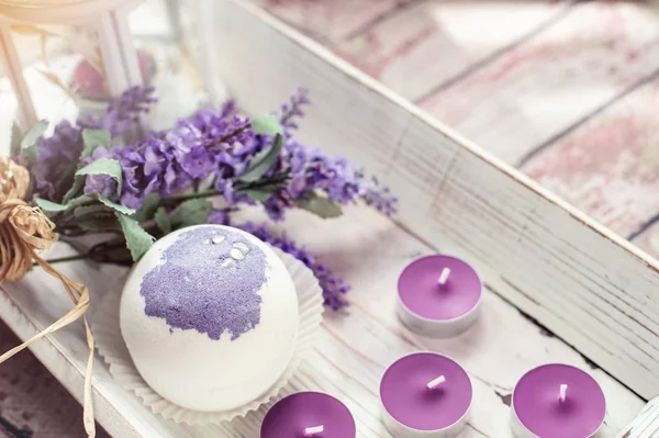 Bath bomb s levandulovými květy ručně — Stock fotografie