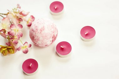 Beyaz arka plan banyo bomba