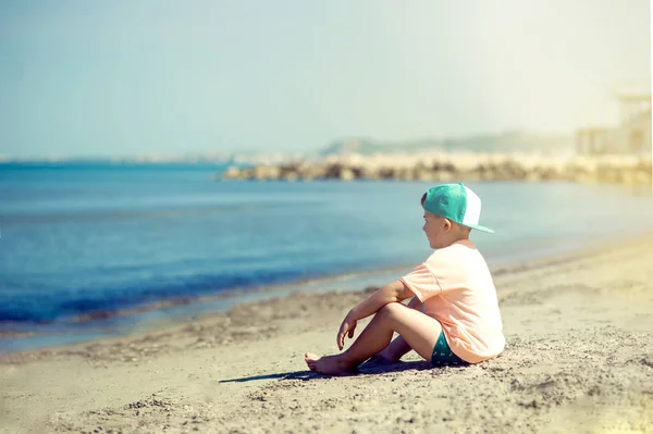 在海边的可爱男孩的背面视图。暑假. — 图库照片