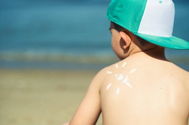 Güneş koruma - suncream Plajı'nda olan küçük çocuk