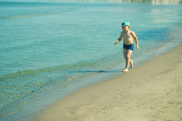 Il ragazzino corre lungo la spiaggia — Foto Stock