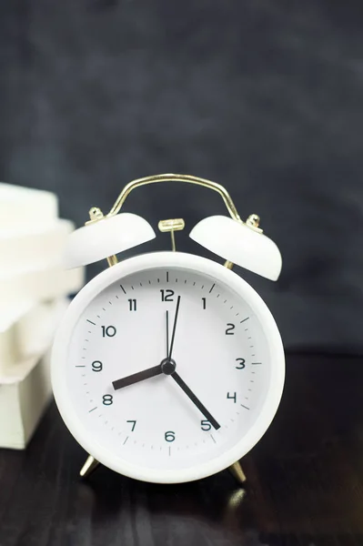 Primer plano reloj vintage sobre fondo borroso . —  Fotos de Stock