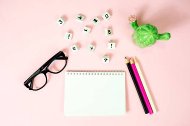 Üstten Görünüm eğitim kavramı, kalemler, boş not defteri, çalar saat, üstten görünüm ile okula ilk Eylül geri