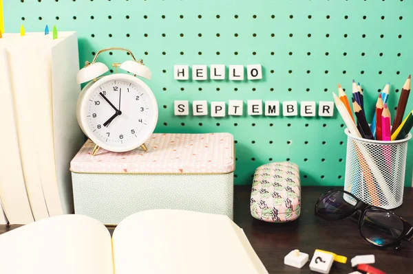 Voltar à escola fornece espaço de trabalho pastel com lápis, óculos, caixa de cactos e cartas de madeira em uma placa — Fotografia de Stock