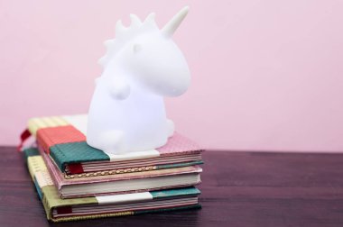Kitap aydınlatılmış tek boynuzlu at şekli masa lambası