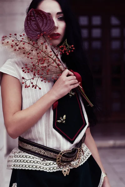 Retrato al aire libre de una joven glamurosa mujer de moda posando en la calle . —  Fotos de Stock