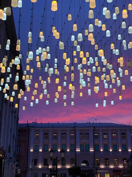 El centro de Moscú con iluminación nocturna. La ciudad está decorada para las vacaciones de Año Nuevo. Invierno en la Federación Rusa . — Foto de Stock