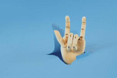 Kağıt deliğine elini