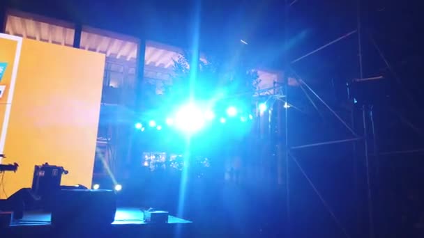 Iluminación en concierto callejero en Tirana — Vídeo de stock