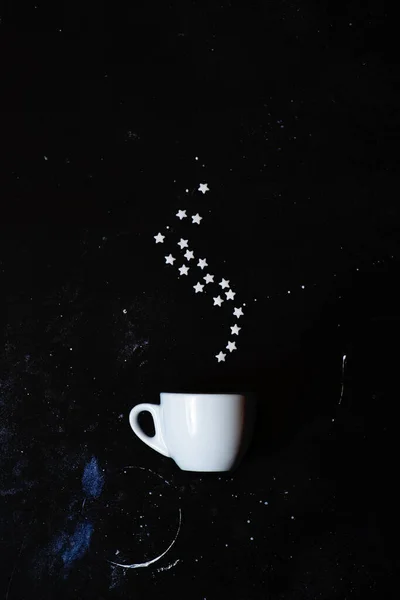 Creatieve koffie stilleven. Suikersterren boven een kopje in de vorm van stoom. — Stockfoto