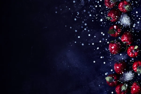 Різдвяний фон з червоними яблуками святкові прикраси — стокове фото
