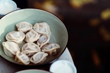 Köfteli Rus pelmeni biberli ve ekşi kremalı kase