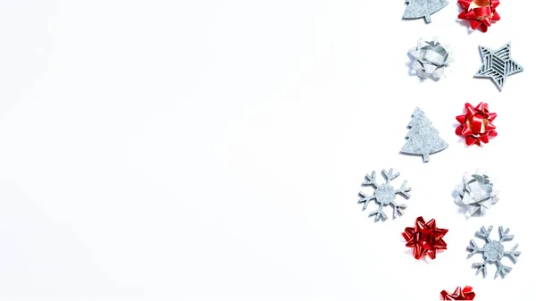 Різдвяна композиція на білому тлі. Вид зверху, плоский простір, простір копіювання . — стокове фото
