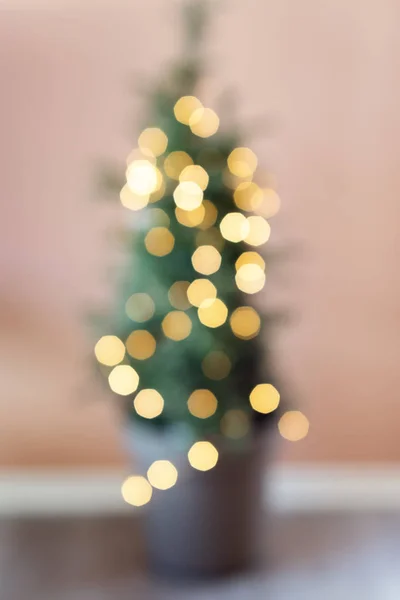 Fundo desfocado Sala de estar com árvore de natal. Rosa tonificado — Fotografia de Stock