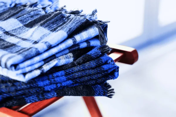Теплые пледы шерстяные одеяла на стуле — стоковое фото
