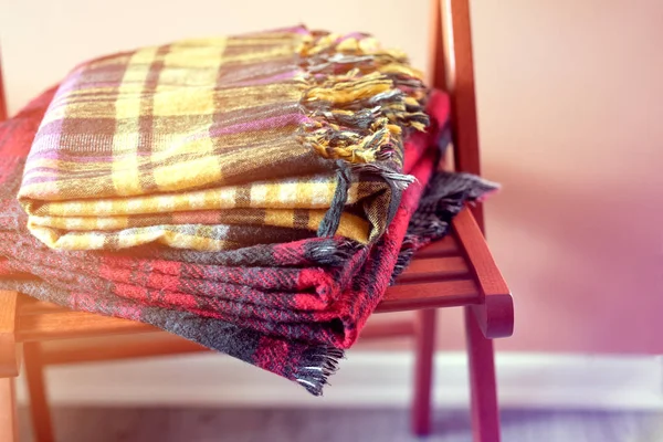 Теплые пледы шерстяные одеяла на стуле — стоковое фото