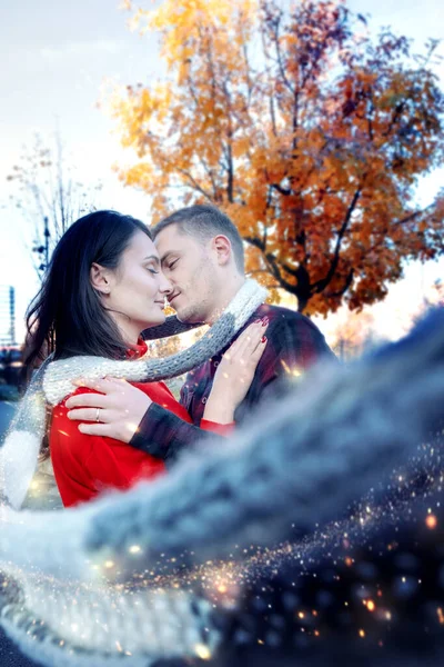 カップルで愛柔らかい抱擁とキス屋外長いウールスカーフ — ストック写真