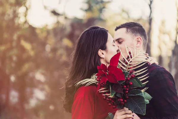 Härligt par kär en öm omfamning njuta av varandra i varmt soligt ljus — Stockfoto