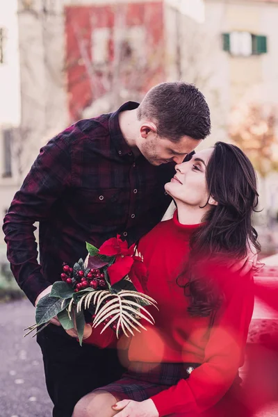 Preciosa pareja enamorada un tierno abrazo disfrutar el uno del otro en cálida luz soleada —  Fotos de Stock