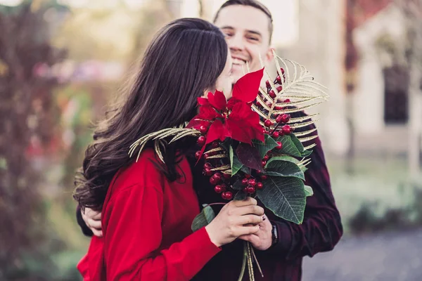Encantador casal apaixonado um abraço terno divirta-se um ao outro em luz quente ensolarada — Fotografia de Stock