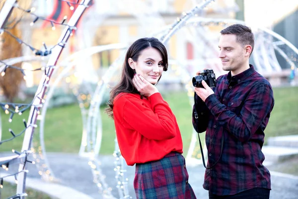 Casal feliz tirando fotos um do outro ao ar livre — Fotografia de Stock